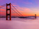 Visutý most Golden Gate Bridge v San Franciscu ásten ukrytý v mlze