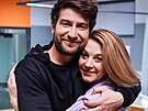 Marek Nmec a Sabina Laurinová pi natáení seriálu Sestiky (2021)