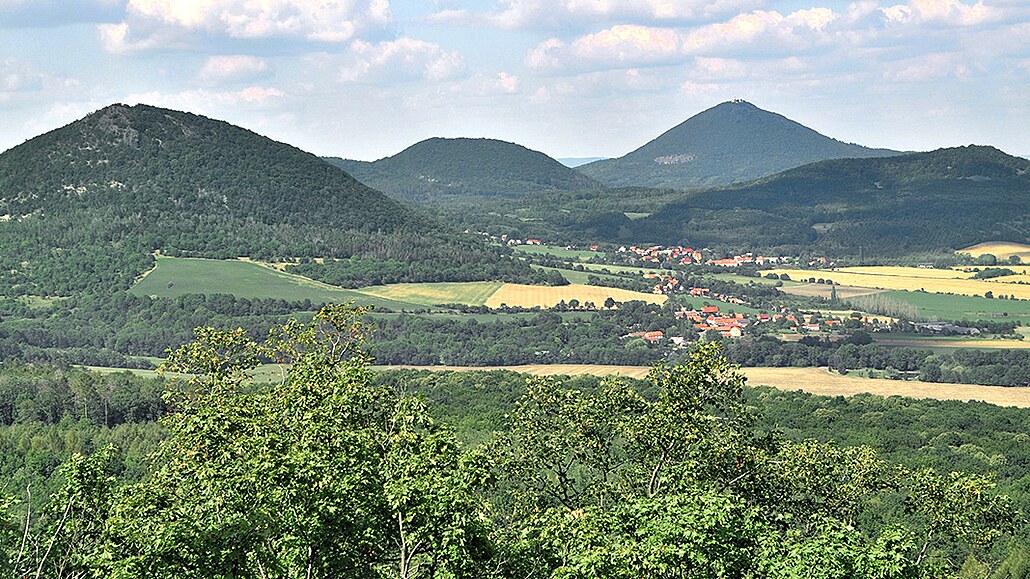 Pohled od z�íceniny hradu Oltá�ík na sope�né vrchy �eského st�edoho�í. Vlevo je...