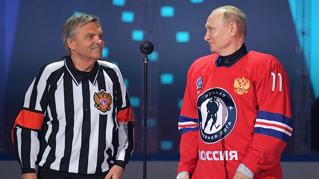 Prezident IIHF René Fasel se zúastnil zápasu ruských hokejových legend v Soi....