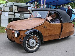 Tém 500 automobil a motocykl z doby socialismu bylo k vidní v autokempu v...