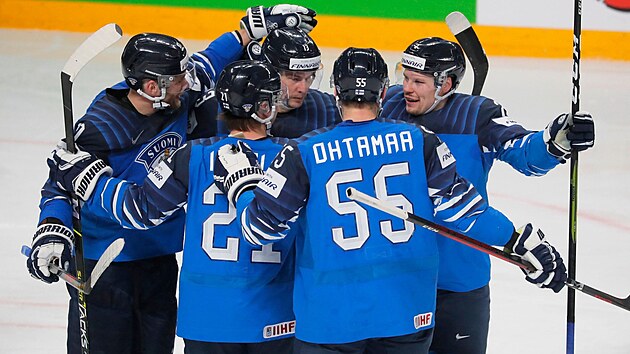 Finští hokejisté slaví druhý gól v utkání s domácím Lotyšskem.