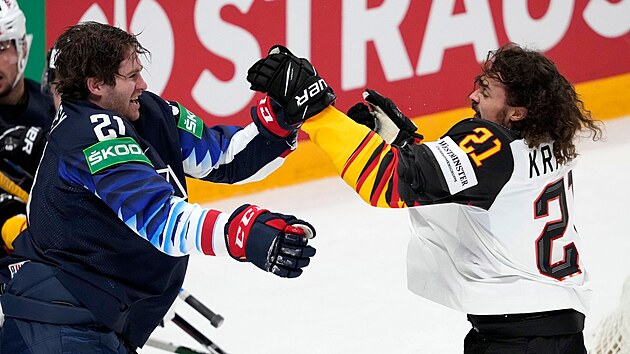 Německý hokejista Nicolas Krammer v šarvátce s Američanem Kevinem Rooneyem.