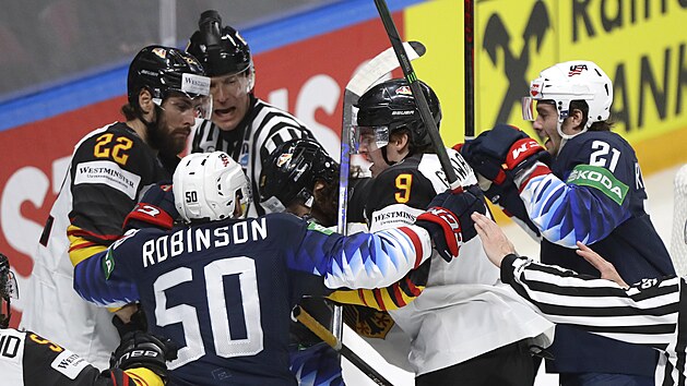 Němečtí a američtí hokejisté v bitvě během vzájemného zápasu na mistrovství světa.