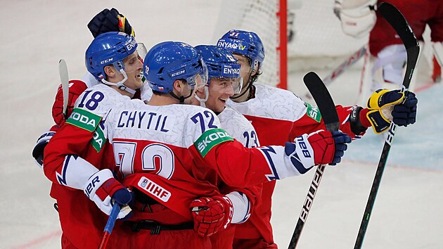 Radost českých hokejistů po vyrovnávacím gólu proti Dánsku. Skóroval Dominik Kubalík (zcela vlevo).