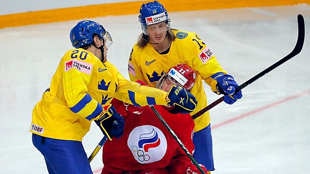 Švédští hráči Lawrence Pilut a Marcus Sörensen napadají ruského protihráče Dmitrije Voronkova.