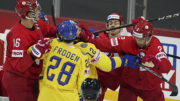 Potyčka mezi ruským bekem Arťjomem Zubem (v červeném č. 2) a Švédem Maxem Fribergem.