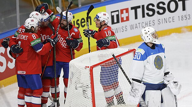 Radost norských hokejistů z vyrovnávacího gólu proti Kazachstánu. V brance smutní Nikita Bojarkin.