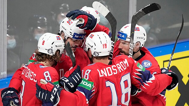 Norští hokejisté oslavují vyrovnávací gól Thomase Valkvae Olsena v utkání s Kazachstánem.