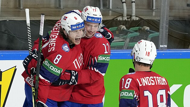 Stefan Espeland (nahoře vpravo) slaví gól v síti Kazachstánu.