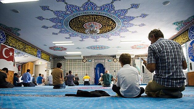 Muslimov se modl v meit v rakouskm Telfsu (21. ervence 2019)