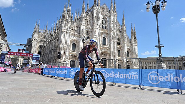 Italsk cyklista Matteo Sobrero bhem zvren asovky