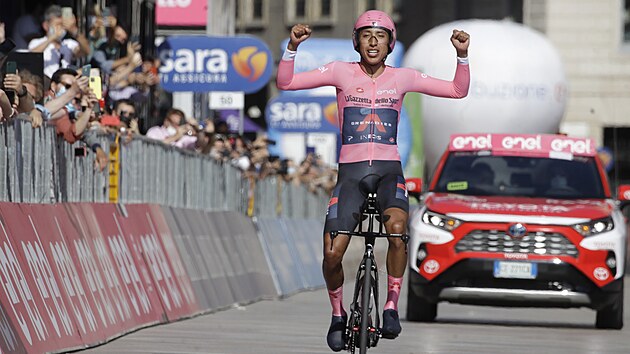 Kolumbijsk cyklista Egan Bernal zved ruce nad hlavu v cli zvren asovky, stal se celkovm vtzem Gira d'Italia.