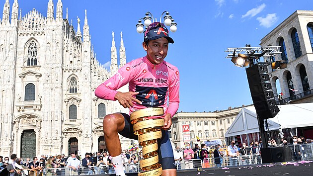 Kolumbijsk cyklista Egan Bernal se raduje s trofej pro vtze Gira.