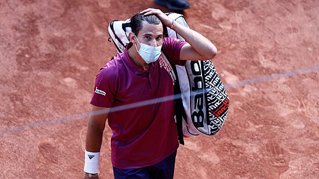 Rakuan Dominik Thiem odchz z kurtu pot, co pekvapiv prohrl v prvnm kole Roland Garros.