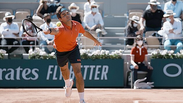 vcar Roger Federer se natahuje po balonku v zpase prvnho kola Roland Garros.