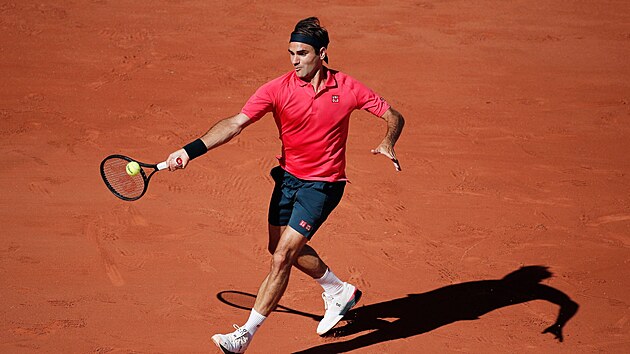 vcar Roger Federer se napahuje k deru v zpase prvnho kola Roland Garros.