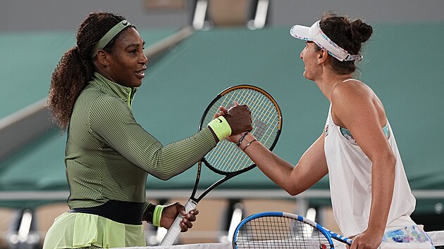 Amerianka Serena Williamsov (vlevo) a Rumunka Irina Beguov se zdrav po zpase prvnho kola Roland Garros.