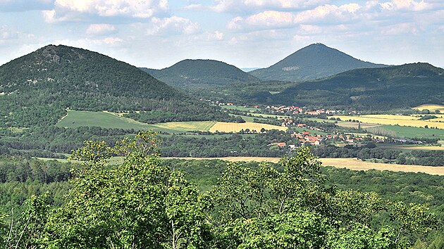 Pohled od zceniny hradu Oltk na sopen vrchy eskho stedoho. Vlevo je Lipsk hora, vpravo vzadu Mileovka.