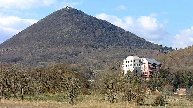 Klasický pohled na Milešovku od jihu. V popředí je vidět zámek v Milešově.