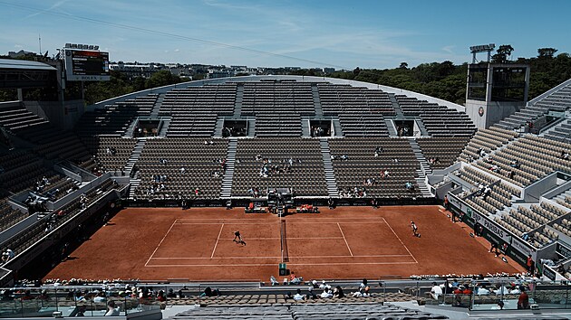 Petra Kvitov (vlevo) bojuje v prvnm kole Roland Garros proti Greet Minnenov.