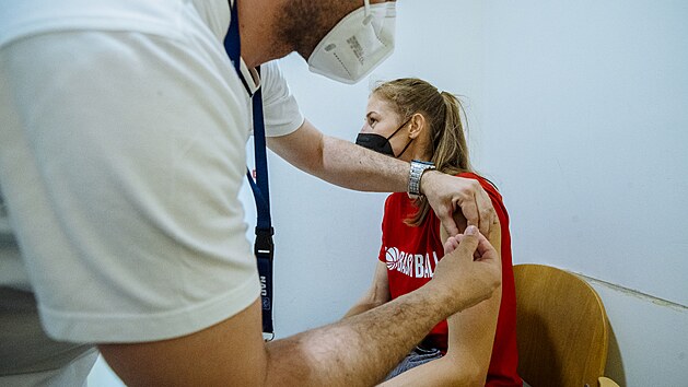 esk basketbalistky, kter se nyn pipravuj na start mistrovstv Evropy, se dokaly okovn proti nemoci covid-19. Basketbalistka Kateina Elhotov na okovn. (29. kvtna 2021)