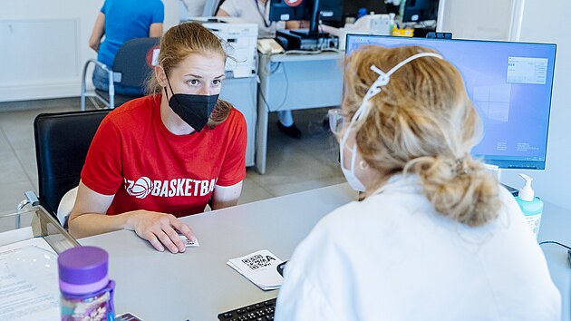 esk basketbalistky, kter se nyn pipravuj na start mistrovstv Evropy, se dokaly okovn proti nemoci covid-19. Basketbalistka Kateina Elhotov na okovn. (29. kvtna 2021)