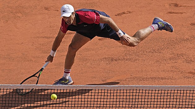 panlsk tenista Pablo Andjar zasahuje u st v prvnm kole Roland Garros.
