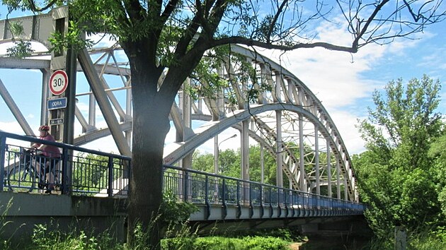 Historický obloukový silniční most přes Odru v Ostravě.