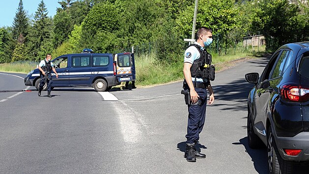 Francouzsk policie ptr po tce ozbrojenm bvalm vojkovi, kter ohrooval partnera sv exptelkyn a pak stlel na policisty. (30. kvtna 2021)