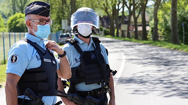 Francouzsk policie ptr po tce ozbrojenm bvalm vojkovi, kter ohrooval partnera sv exptelkyn a pak stlel na policisty. (30. kvtna 2021)