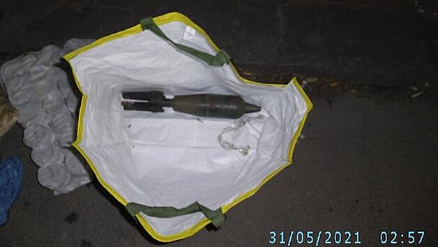 Pětadvacetiletý mladík oslovil hlídku brněnských strážníků s tím, že má v tašce dělostřelecký granát.
