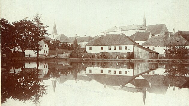 Tento star snmek chotboskho Obecnho rybnka pochz nkdy z roku 1900. V pozad vlevo je v kostela, prav v pat budov dnen zkladn koly.