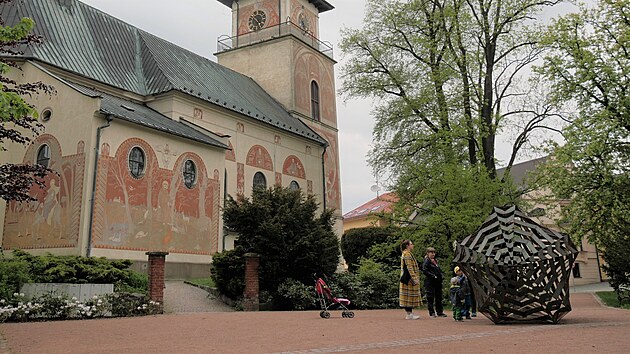 Umleck dla estmra Suky v ulicch Novho Msta na Morav bud emoce. Nkte lid jsou naden, podle jinch se jedn pouze o kovov rot.