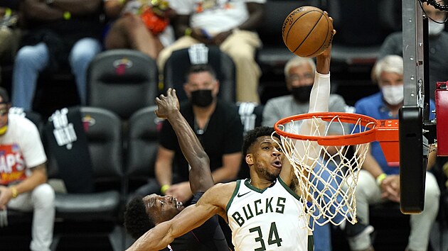 Janis Adetokunbo z Milwaukee Bucks skruje proti Miami Heat.
