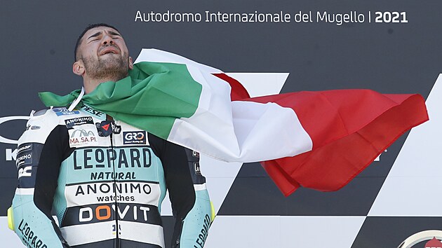 Dennis Foggia v emocch po vtzstv ve Velk cen Itlie kategorie Moto3 v Mugellu.