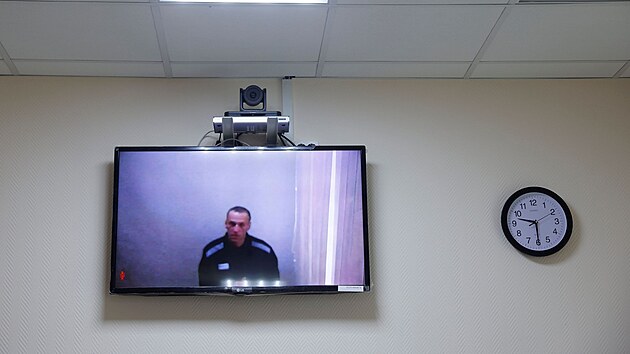 Ruský opoziční lídr Alexej Navalnyj mluvil z vězení přes videohovor u soudu, stěžoval si na podmínky věznění. (26. května 2021)