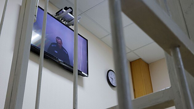 Rusk opozin ldr Alexej Navalnyj mluvil z vzen pes videohovor u soudu, stoval si na podmnky vznn. (26. kvtna 2021)
