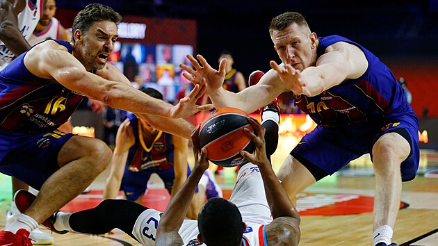 Barcelont basketbalist Pau Gasol (vlevo) a  Leandro Bolmaro v souboji s lecm Jamesem Andersonem z Anadolu Efes