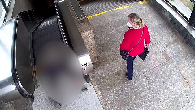 Přepadený muž ležel v bezvědomí na eskalátoru. Lidé ho obcházeli!
