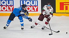 Loty�ská opora Andris D�erin� se sna�í prosadit, proti n�mu finský bek Olli...