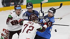 Finský úto�ník Teemu Turunen (vpravo) v �arvátce p�ed loty�skou brankou, napadá...