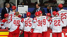 Dánský trenér Heinz Ehlers p�edává svým hrá��m pokyny b�hem utkání s �eskem.