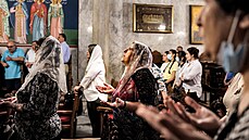Kesané se modlí v pravoslavném kostele svatého Porfyria v Gaze. (30. kvtna...