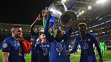 N'Golo Kanté (Chelsea) zdvihá trofej pro vítze Ligy mistr.