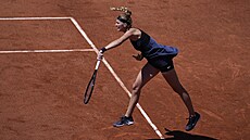 Petra Kvitová servíruje bhem zápasu prvního kola Roland Garros.