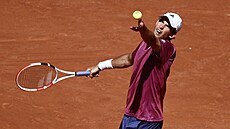 Rakuan Dominik Thiem podává bhem zápasu prvního kola Roland Garros.