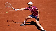 Raku�an Dominik Thiem se natahuje po mí�ku v zápase prvního kola Roland Garros.