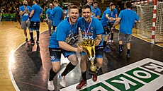 Házenkáři Plzně Martin Říha (vlevo) a Eduard Wildt slaví s pohárem ligový...