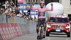 Kolumbijský cyklista Egan Bernal zvedá ruce nad hlavu v cíli závěrečné časovky,...